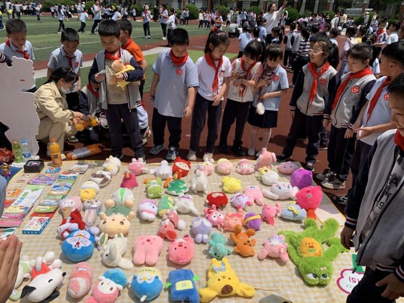 班级义卖1.jpg 班级义卖1.jpg