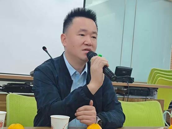 人在打电话 AI 生成的内容可能不正确。