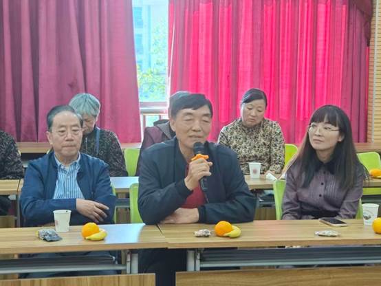 一群人坐在桌子前 AI 生成的内容可能不正确。