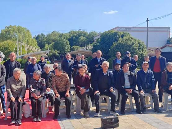 一群人站在一起 AI 生成的内容可能不正确。