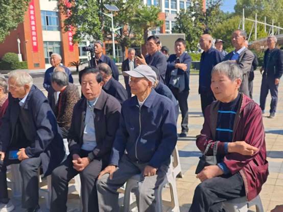 一群人在街道上 AI 生成的内容可能不正确。