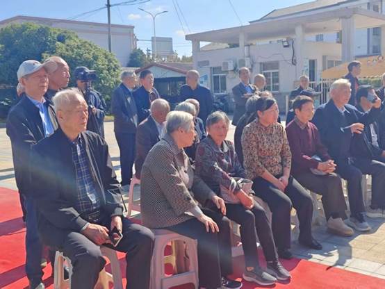 一群人在街道上 AI 生成的内容可能不正确。