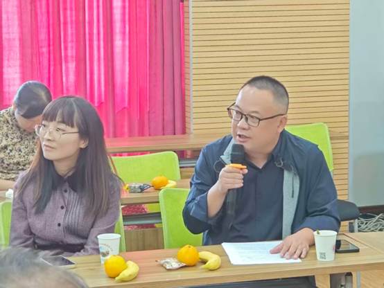 一群人坐在桌子前 AI 生成的内容可能不正确。