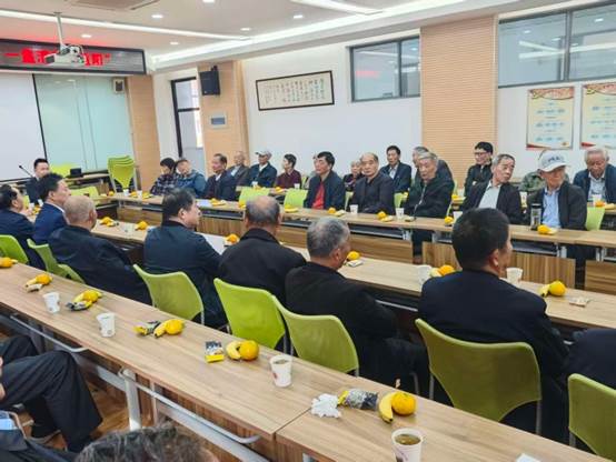 会议室里的人们 AI 生成的内容可能不正确。