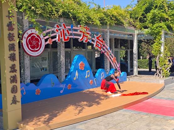 穿着蓝色衣服的人在街道上 AI 生成的内容可能不正确。