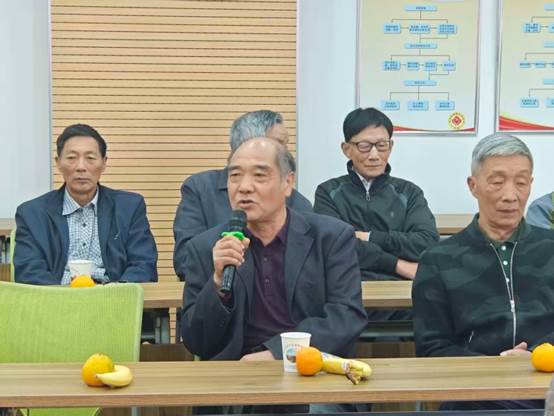 一群人坐在桌子前 AI 生成的内容可能不正确。