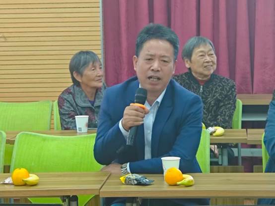 一群人坐在桌子前 AI 生成的内容可能不正确。