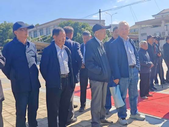 男人们站在一起 AI 生成的内容可能不正确。