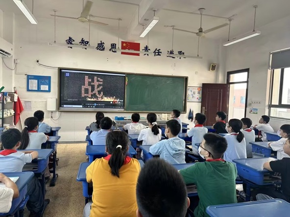 观看专题片.jpg